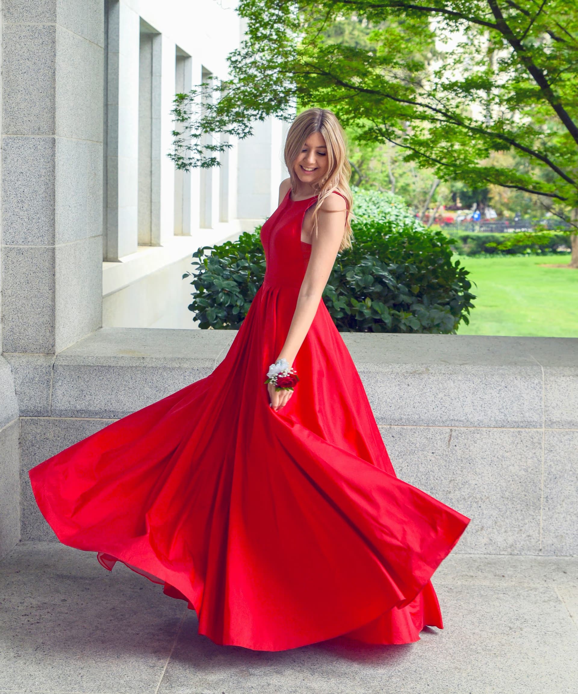 Mujer feliz con vestido de noche - El vestido perfecto te está esperando en GREYCA